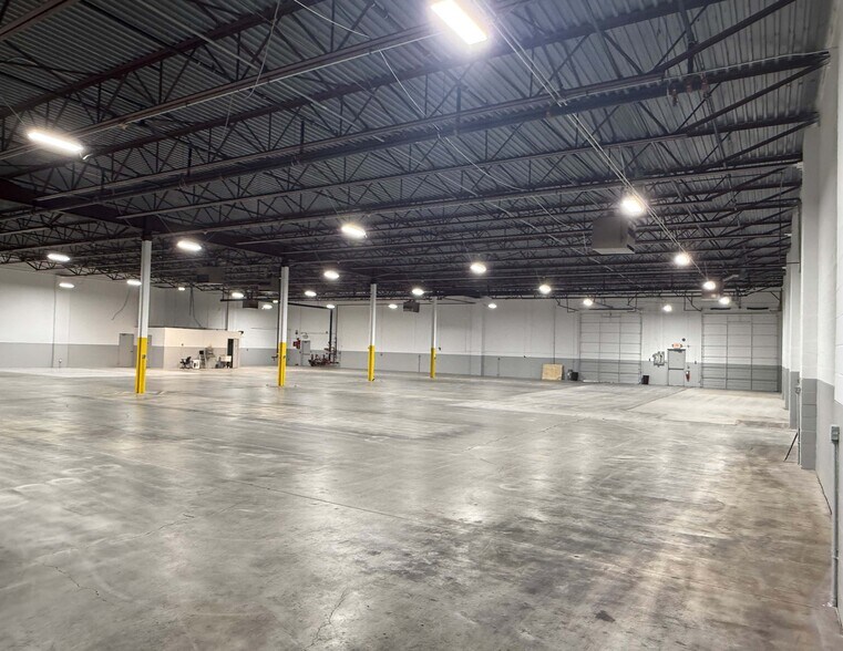 1202 E Maple Rd, Troy, MI à louer - Photo du bâtiment - Image 2 de 2
