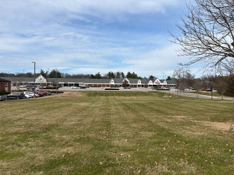 11513 Kingston Pike, Knoxville, TN à louer - Photo du bâtiment - Image 2 de 3