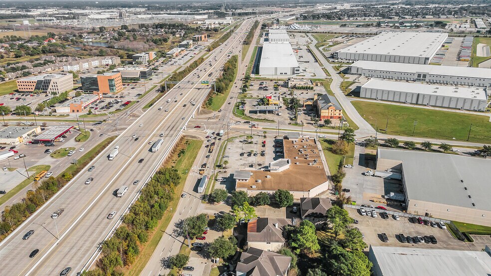 8125 N Sam Houston Pky W, Houston, TX à vendre - Photo du bâtiment - Image 3 de 26
