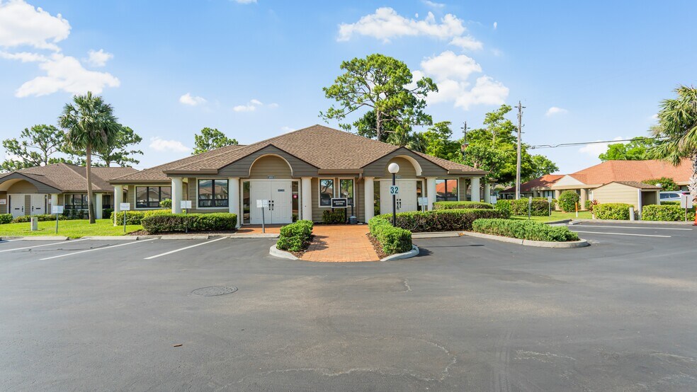 12553 New Brittany Blvd, Fort Myers, FL for sale - Primary Photo - Image 1 of 11