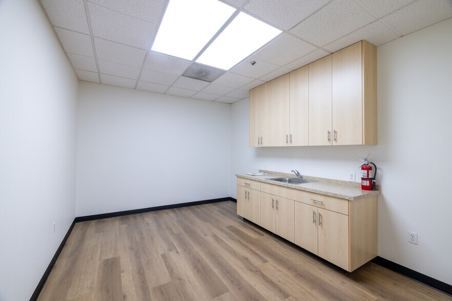 14801 Able Ln, Huntington Beach, CA à louer - Photo du bâtiment - Image 3 de 7