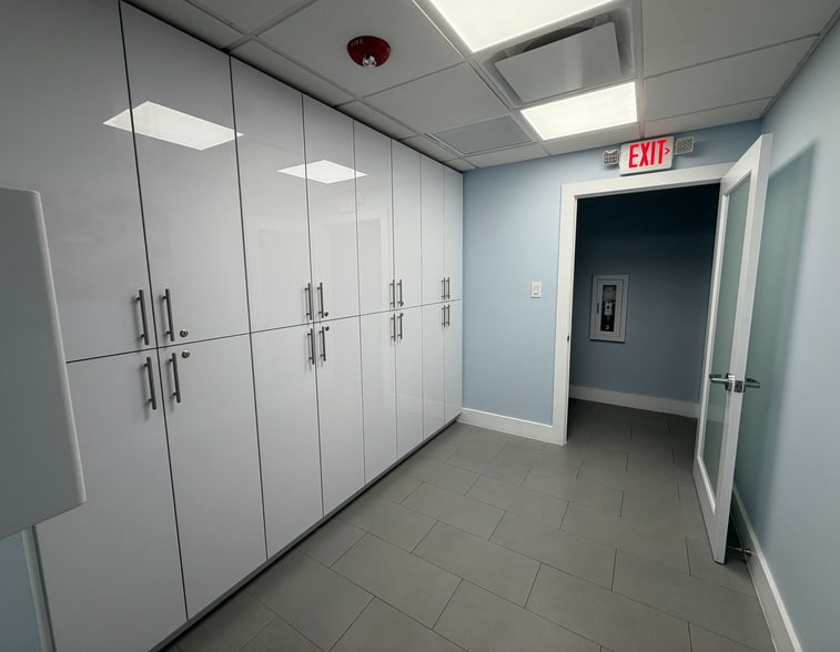61 Grand Canal Dr, Miami, FL à louer - Photo du bâtiment - Image 3 de 8