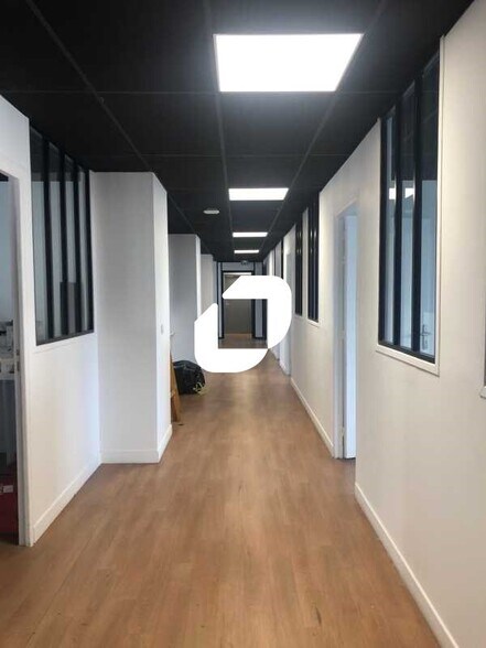 Office in Clichy for lease - Interior Photo - Image 2 of 11