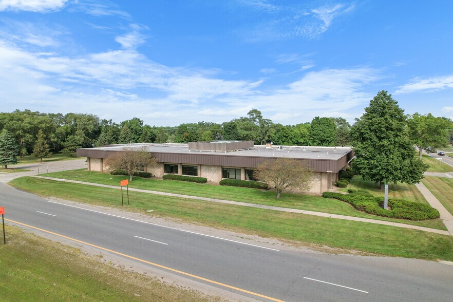 45700 Mound Rd, Shelby Township, MI à louer - Photo du bâtiment - Image 2 de 5