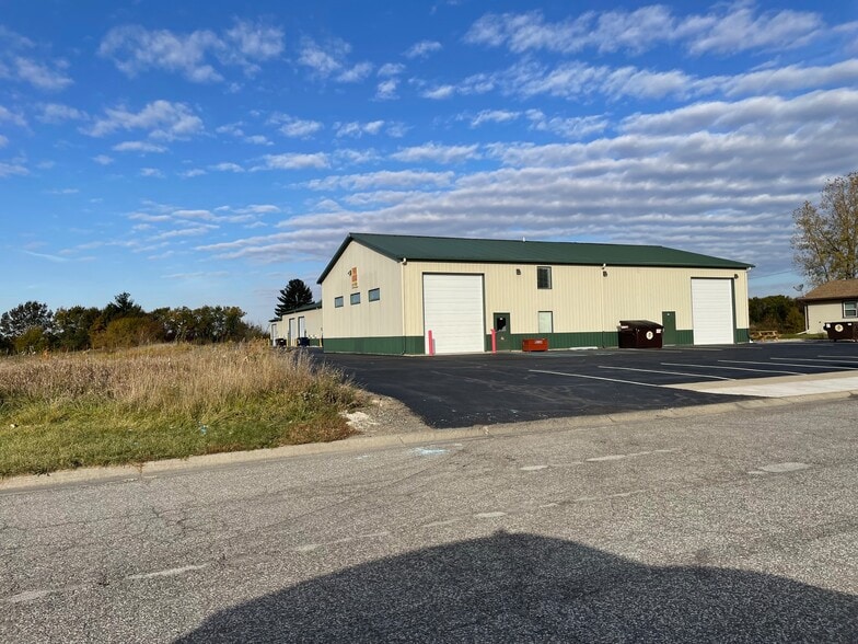 275-291 Westmeadow Pl, Lowell, IN for lease - Building Photo - Image 3 of 3