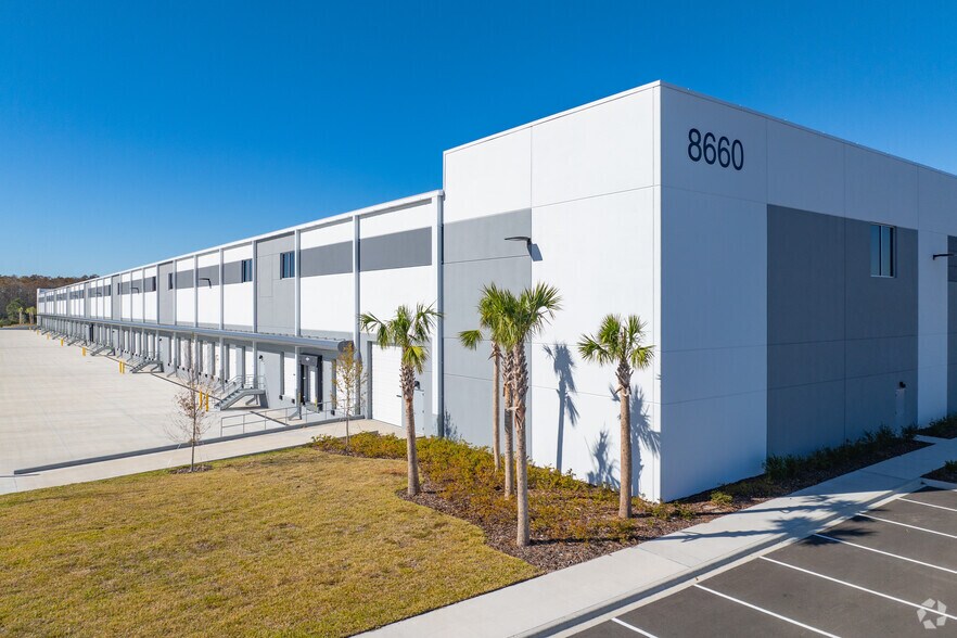 8660 Transport Dr, Orlando, FL à louer - Photo du bâtiment - Image 2 de 6