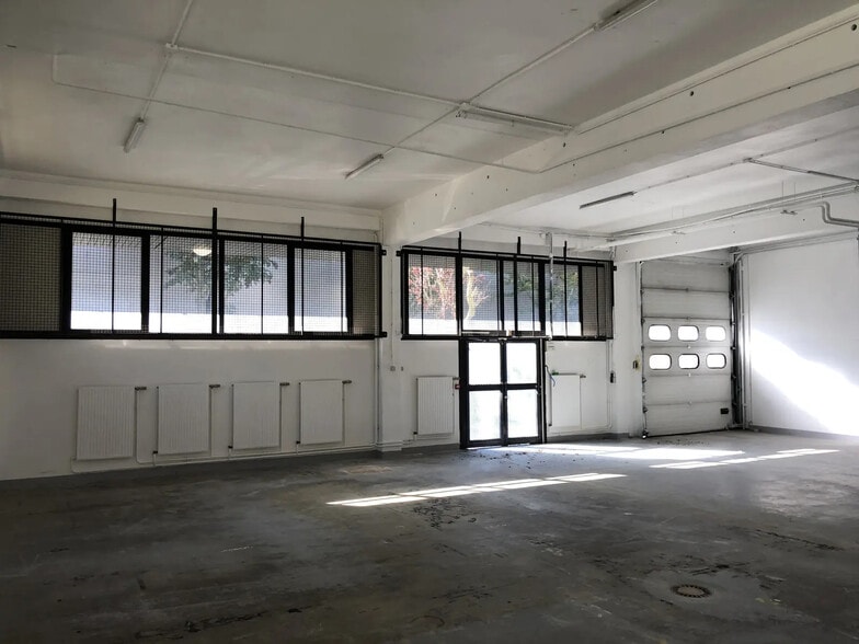 Flex in Nanterre for lease - Interior Photo - Image 3 of 7