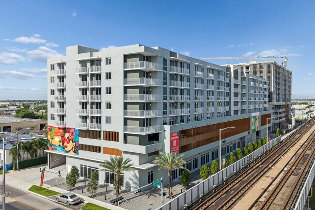 Plus de détails pour 1025 E 25th St, Hialeah, FL - Coworking à louer