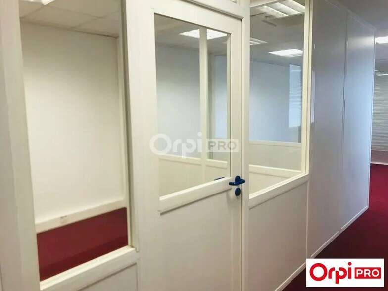 Office in Lille for lease - Interior Photo - Image 3 of 4