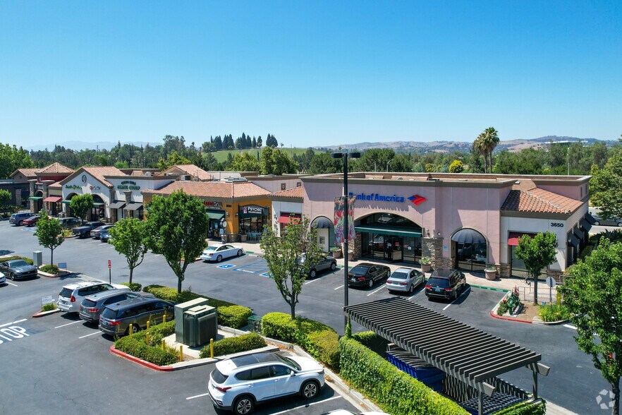 3560-3660 Grand Ave, Chino Hills, CA à louer - Photo du bâtiment - Image 2 de 6