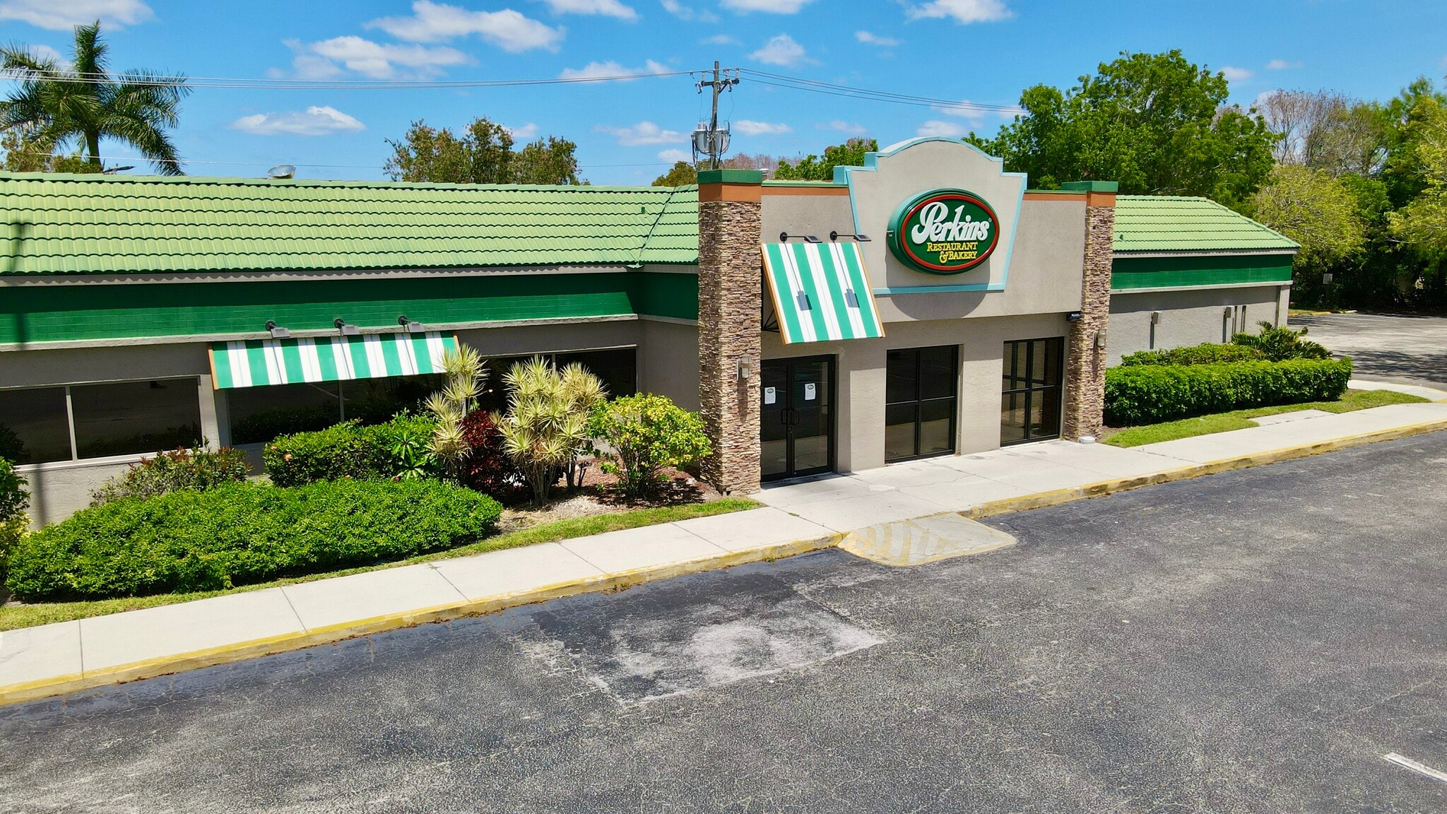 4335 Tamiami Trl E, Naples, FL for lease Building Photo- Image 1 of 3