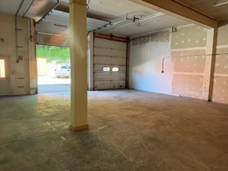 223 Kent Rd, New Milford, CT for lease - Interior Photo - Image 3 of 4