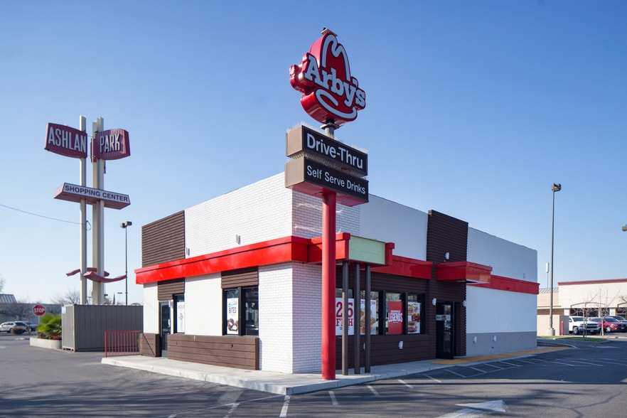 4181 E Ashlan Ave, Fresno, CA for lease - Primary Photo - Image 2 of 3