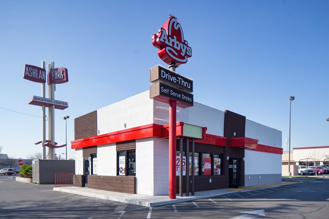 Plus de détails pour 4181 E Ashlan Ave, Fresno, CA - Commerce de détail à louer
