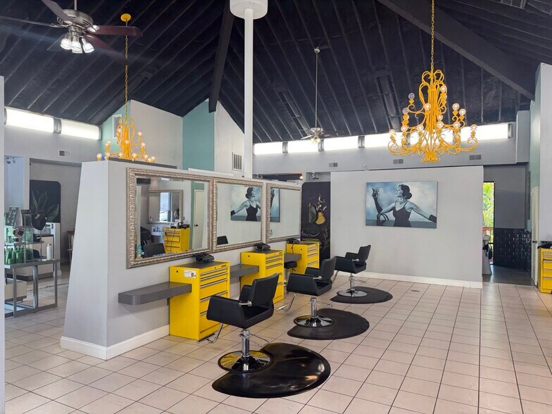 940 Clearwater Largo Rd N, Largo, FL à vendre - Photo du bâtiment - Image 2 de 4