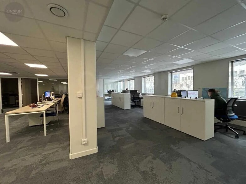 Flex in Lyon for lease - Interior Photo - Image 2 of 7