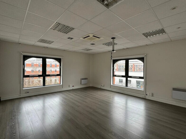 Office in Reims for lease - Interior Photo - Image 1 of 3