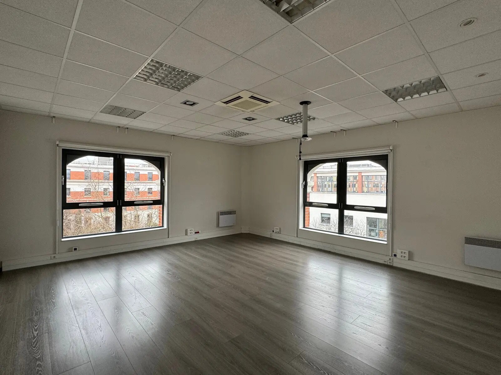 Office in Reims for lease Interior Photo- Image 1 of 4