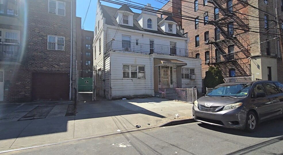 4168 Gleane St, Elmhurst, NY for sale - Primary Photo - Image 1 of 21