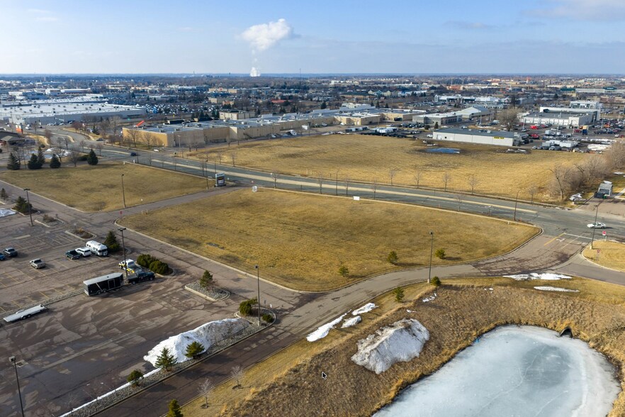 2015 Bassett Dr, Mankato, MN à vendre - Photo du bâtiment - Image 2 de 9