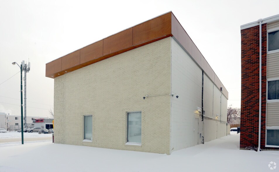 11104 107th Ave, Edmonton, AB à louer - Photo du bâtiment - Image 3 de 3