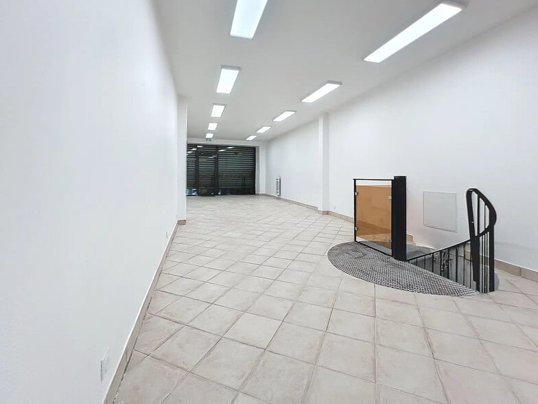 Retail in Paris for lease - Building Photo - Image 2 of 6