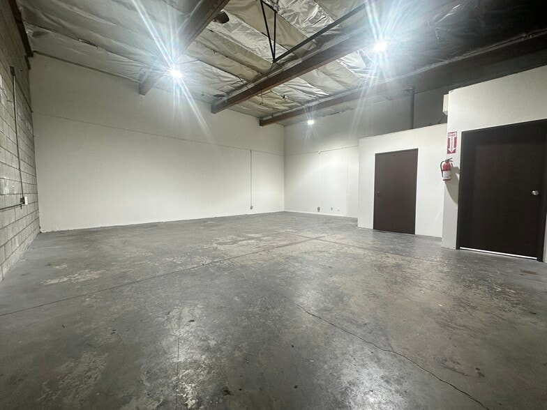 820-830 Thompson Ave, Glendale, CA for lease - Building Photo - Image 2 of 5