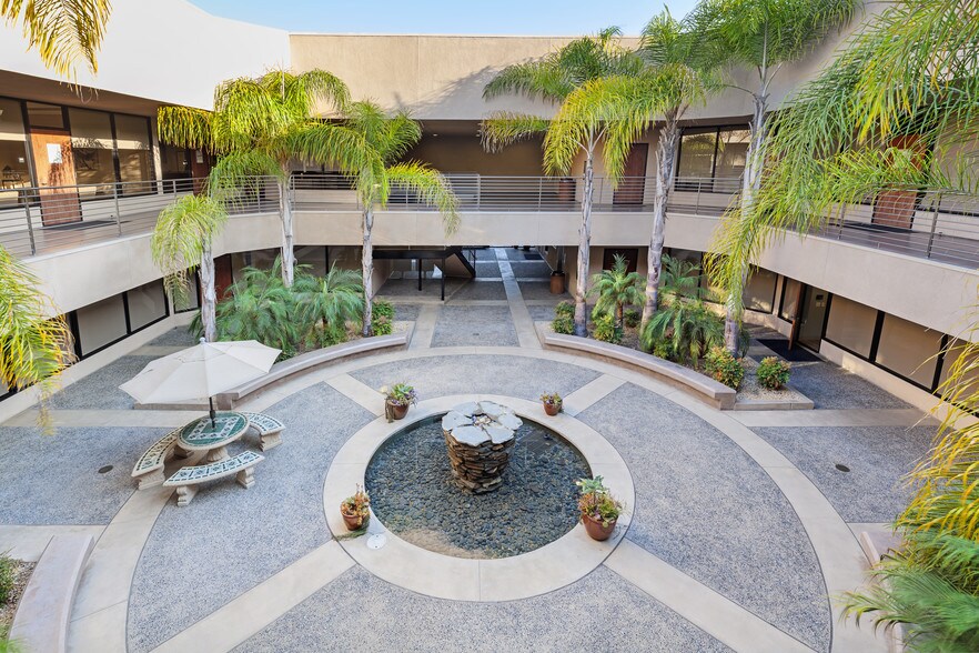 700 Garden View Ct, Encinitas, CA à louer - Photo du bâtiment - Image 3 de 6