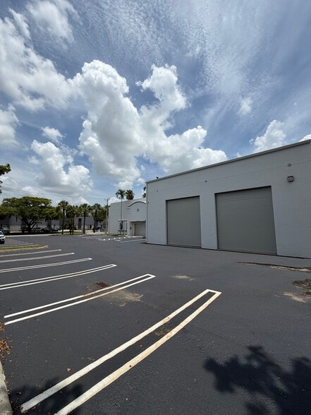 3020 SW 10th St, Pompano Beach, FL for lease - Building Photo - Image 3 of 6