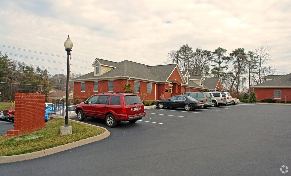 1376-1378 Papermill Pointe Way, Knoxville, TN à louer - Photo du bâtiment - Image 2 de 6