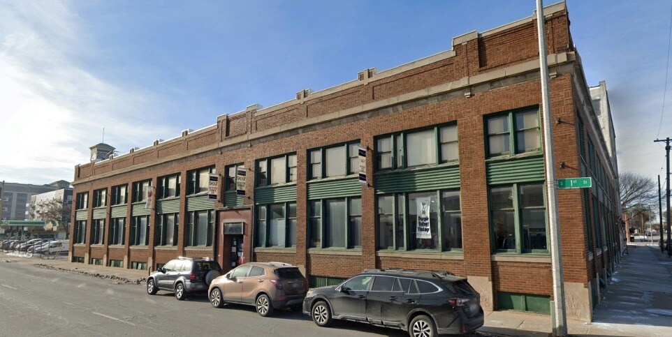 907 S 1st St, Milwaukee, WI à vendre Photo du bâtiment- Image 1 de 6