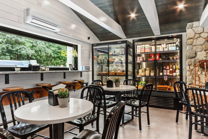 W4724 S Lakeshore Dr, Fontana-on-Geneva Lake, WI à vendre - Photo du bâtiment - Image 2 de 40