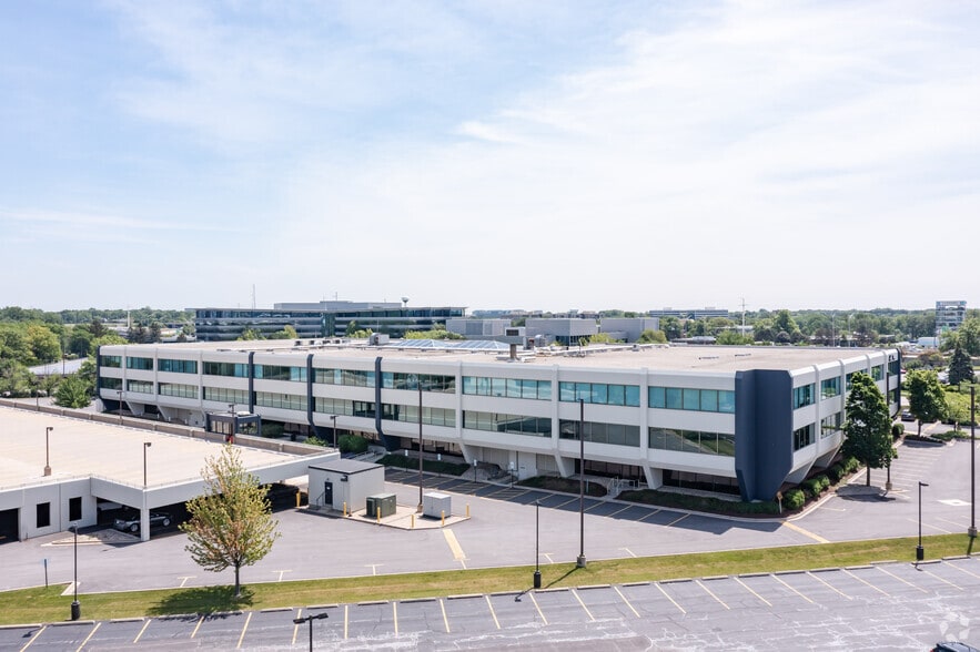 814 Commerce Dr, Oak Brook, IL for lease - Building Photo - Image 2 of 4