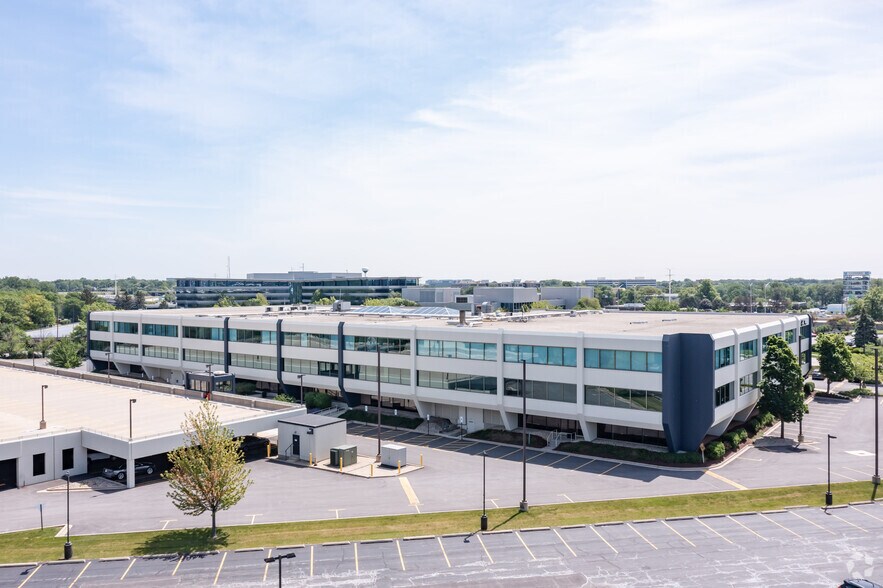 814 Commerce Dr, Oak Brook, IL à louer - Photo du bâtiment - Image 2 de 4