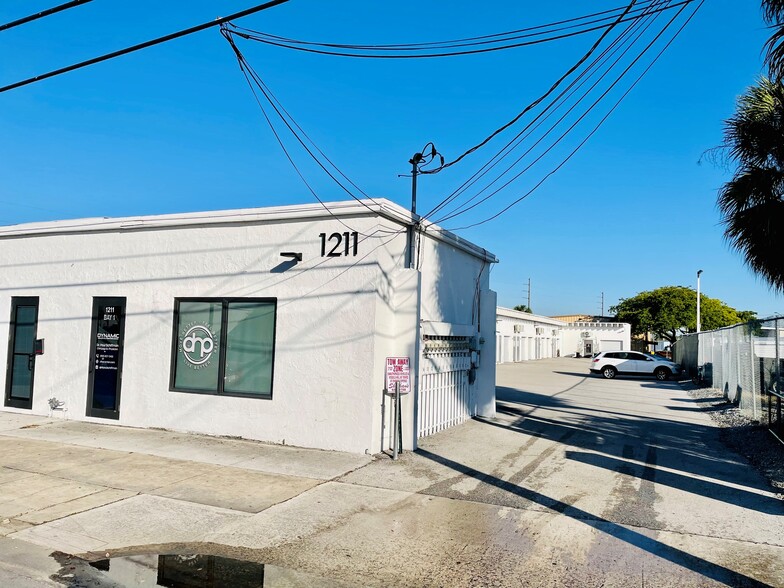1211 Okeechobee Rd, West Palm Beach, FL à louer - Photo du bâtiment - Image 3 de 17