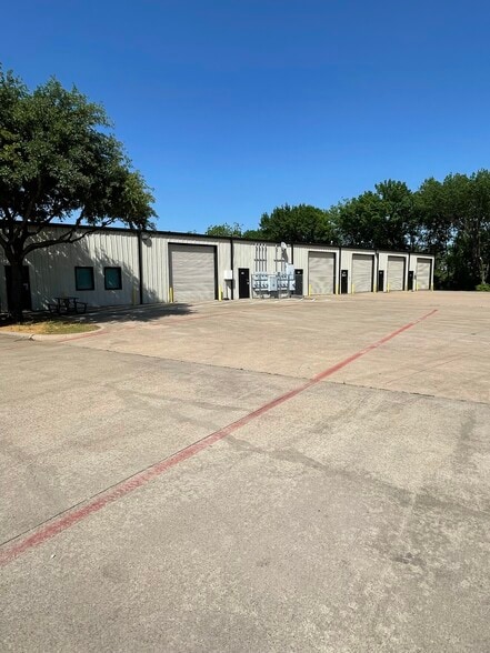 194 Industrial Blvd, McKinney, TX for lease - Building Photo - Image 3 of 14