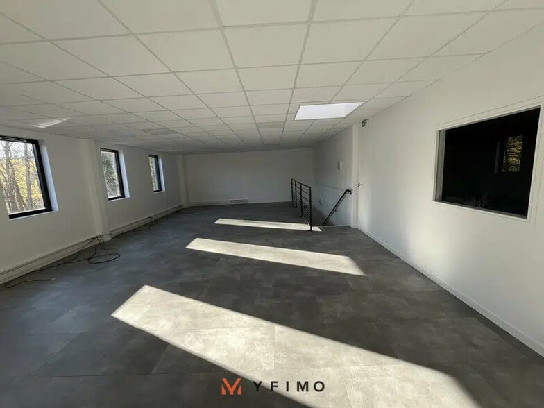 Flex in Les Mureaux for lease - Interior Photo - Image 2 of 5