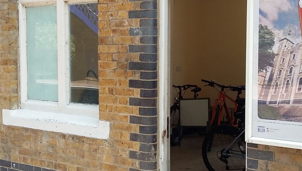 Station Rd, Stoke Mandeville à louer - Photo du bâtiment - Image 1 de 1