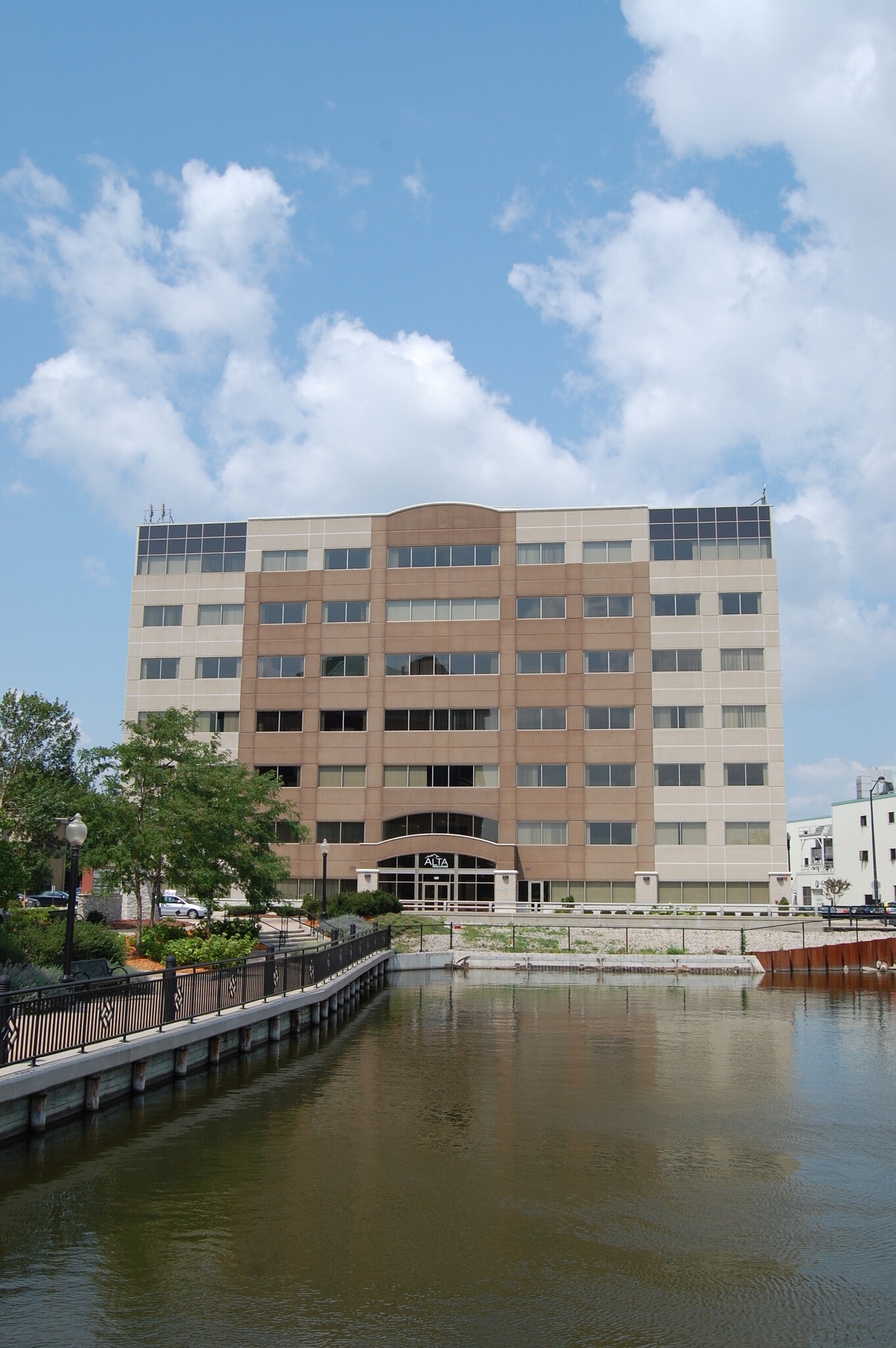 120 N Commercial St, Neenah, WI for lease Building Photo- Image 1 of 11