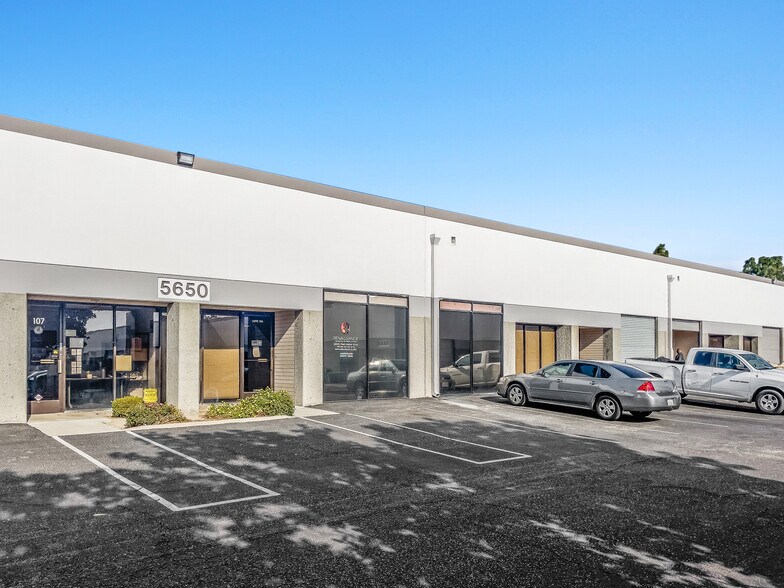 5640 District Blvd, Bakersfield, CA à louer - Photo du bâtiment - Image 3 de 12