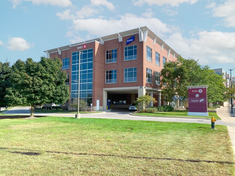 1 Main St, Racine, WI à louer - Photo du bâtiment - Image 2 de 4