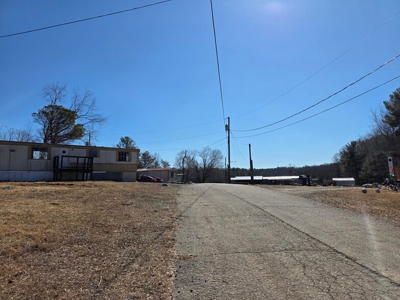 15 Spruce Pine ln, Bassett, VA for sale - Building Photo - Image 2 of 18