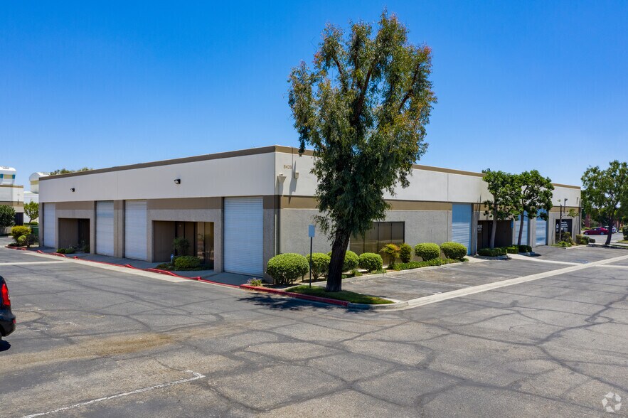 8459 White Oak Ave, Rancho Cucamonga, CA à louer - Photo du bâtiment - Image 3 de 7