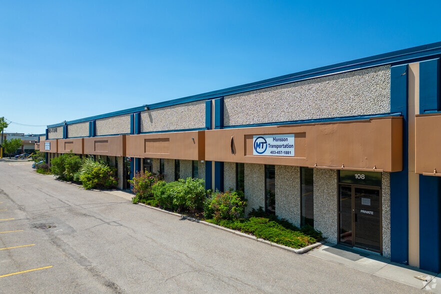 5421 11th St NE, Calgary, AB à louer - Photo du bâtiment - Image 3 de 7