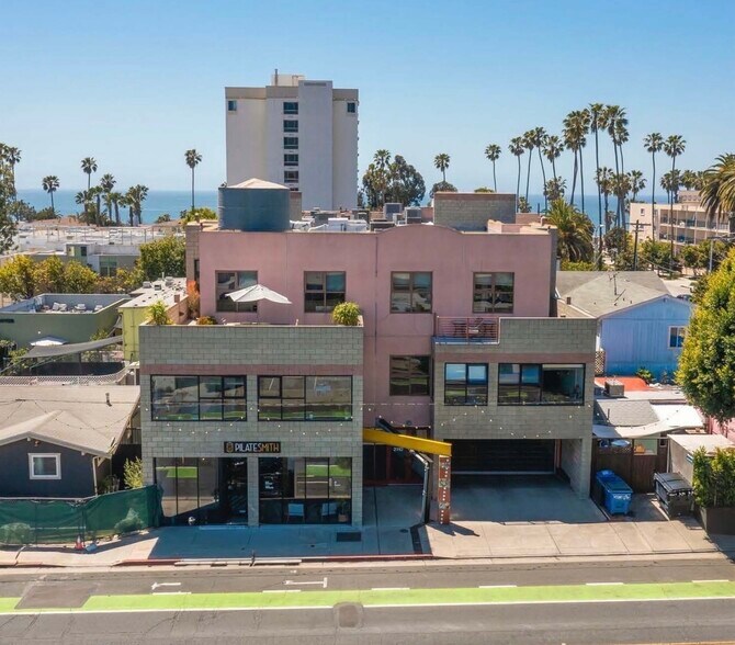 2110 Main St, Santa Monica, CA à louer - Photo du bâtiment - Image 1 de 11
