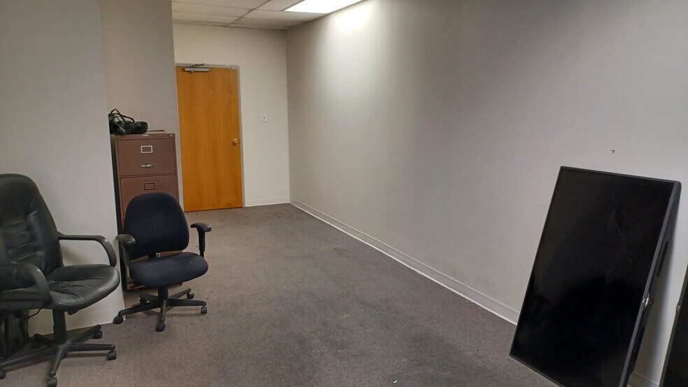 3033-3049 Carling Ave, Ottawa, ON à louer - Photo intérieure - Image 3 de 16