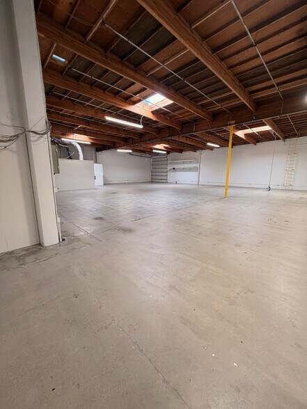 220 Bernoulli Cir, Oxnard, CA à vendre - Photo du bâtiment - Image 2 de 18