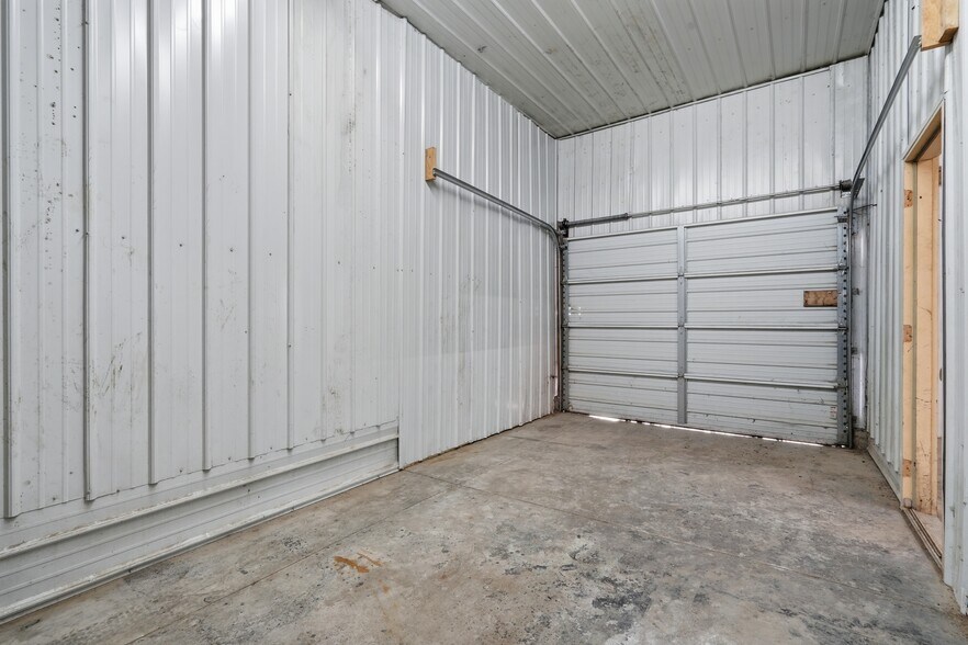 301 Old Dubuque Rd, Anamosa, IA à louer - Photo du bâtiment - Image 2 de 39