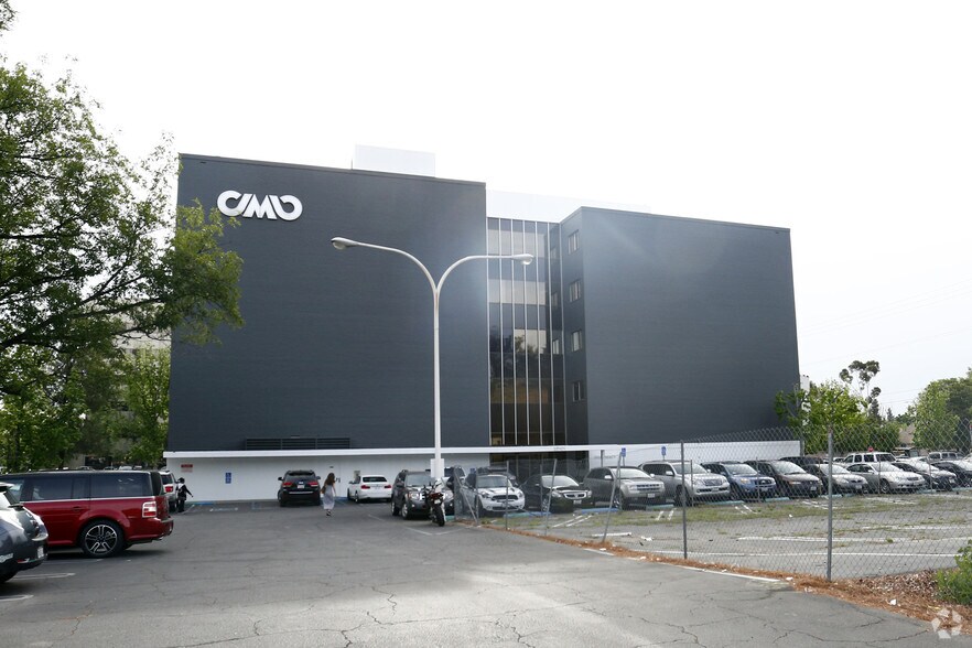 23101 Sherman Pl, Canoga Park, CA à louer - Photo du bâtiment - Image 3 de 4