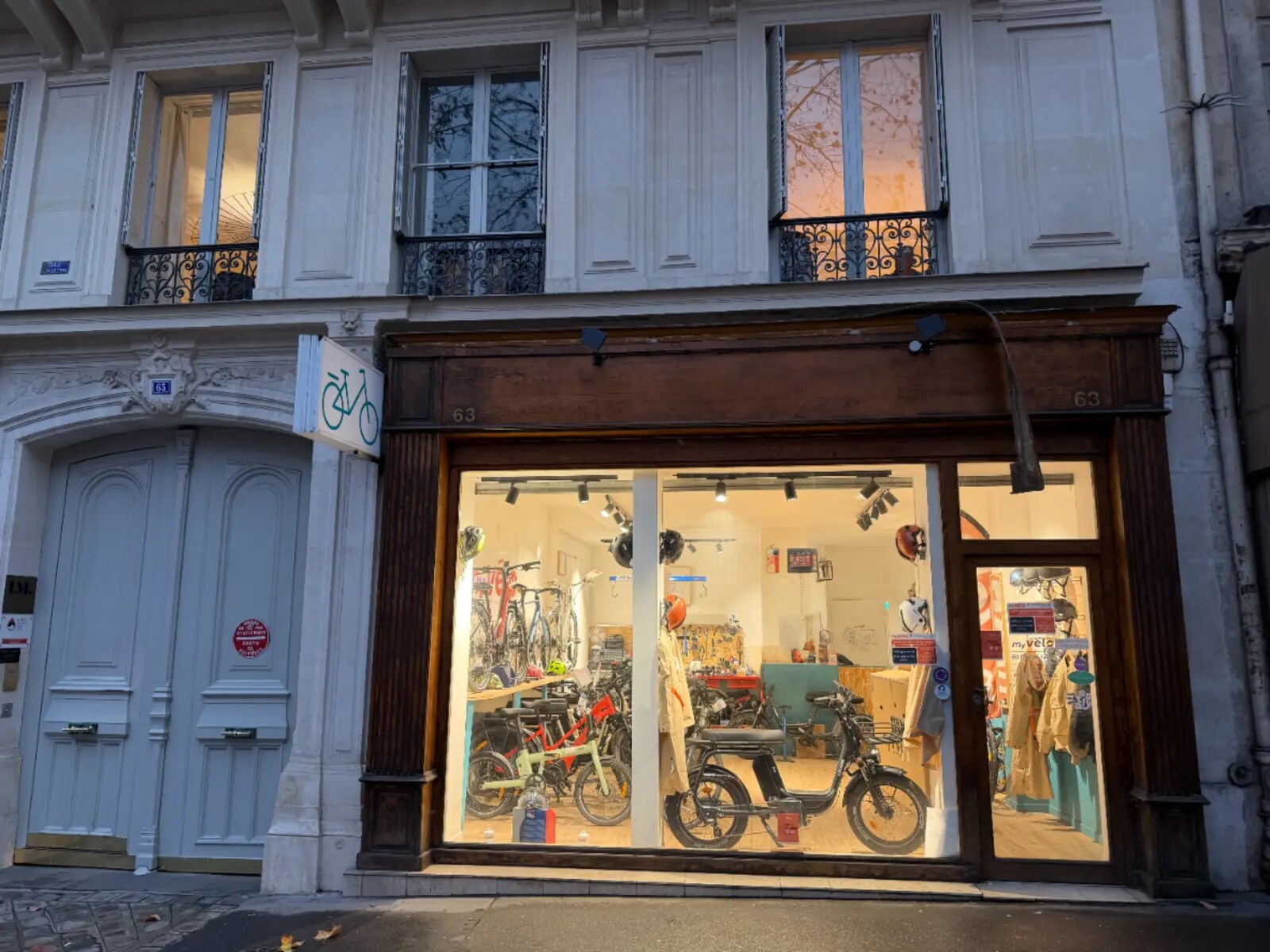 Retail in Paris for lease Building Photo- Image 1 of 4